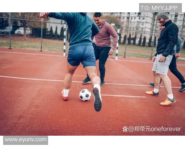 麦克在绿茵场上挥洒汗水与激情,足球梦想的追逐之旅